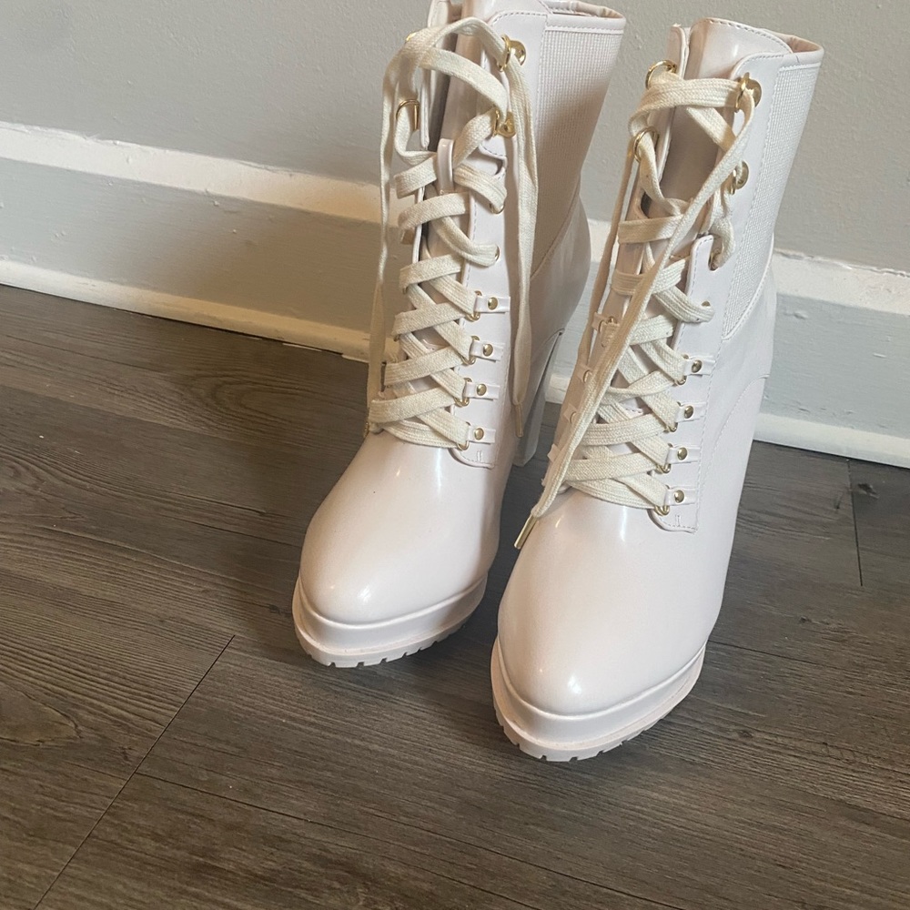 Shoedazzle white booties